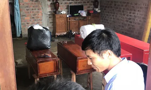 Xót xa cảnh 4 quan tài xếp cạnh nhau trong vụ cả nhà treo cổ tự tử 